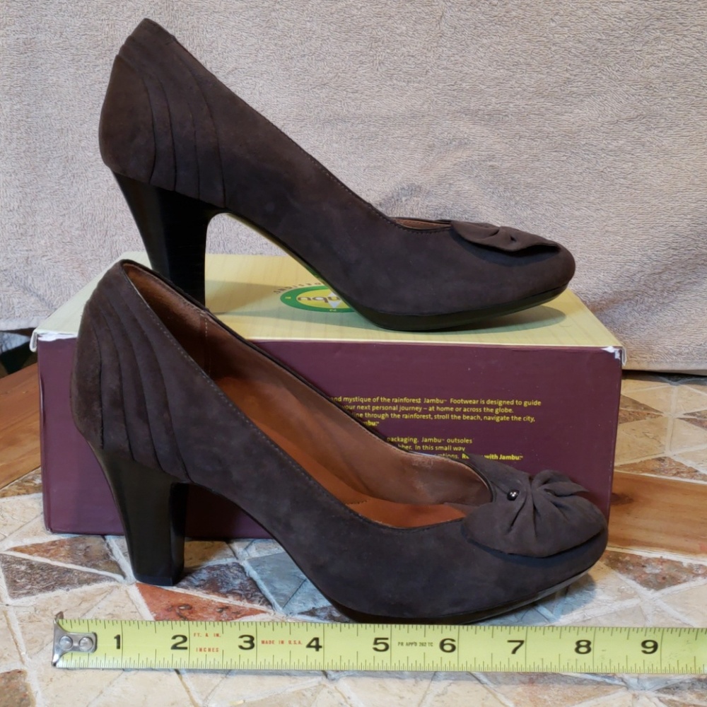 Brown suede Clark's Artisan pumps